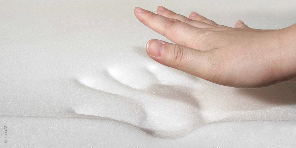 Foto: Auf einem Stück Viscoschaum ist der Abdruck einer Hand zu sehen; die Hand befindet sich darüber.