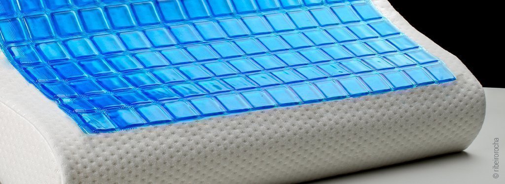 Foto: Ein Nackenstützkissen mit Gel-Auflage ohne Kissenbezug.