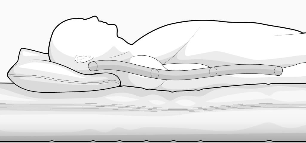 Grafische Darstellung einer Person in Rückenlage auf Kissen und Matratze. Eine eingezeichnete Wirbelsäule zeigt die ergonomisch gerade Ausrichtung von Kopf, Nacken und Rücken während des Schlafens. Die Illustration veranschaulicht eine gesunde Liegeposition.